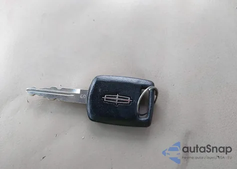 2003 Lincoln Town Car Executive из США, поврежденный, VIN 1LNHM81W83Y648227